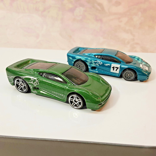 Pair hot wheels - jaguar, xj220