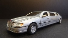 Kinsmart Toys 1999 Lincoln Town Car Stretch Limousine 1:38 "New York"