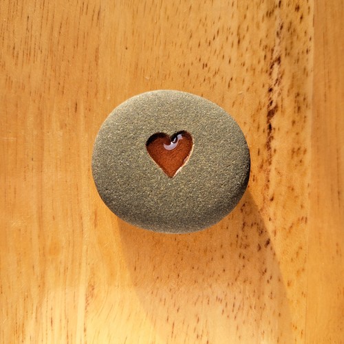 Love pebble bronze - love, hand