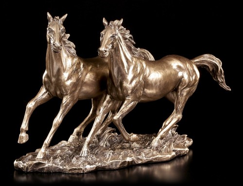 Horse figures wild - wild,