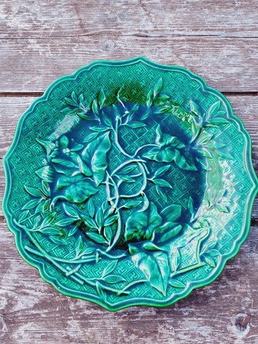 Majolica plate ivy design - ivy,