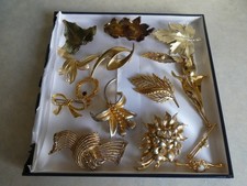 BUNDLE OF GOLD COLOUR BROOCHES (SOME NAMED)