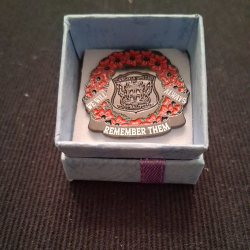 Carlisle united pin badge we - ,