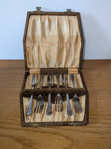 Boxed set pastry forks - of, 6