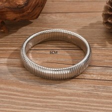 Single Layer Snake Chain Bracelet Offers a Touch of Charm and Sophistication