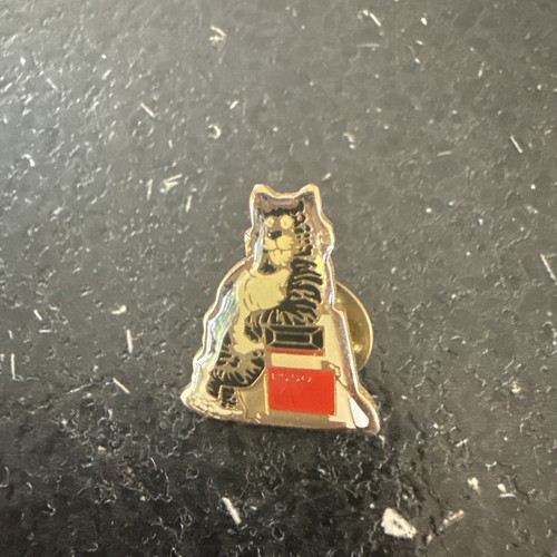 Esso petrol tiger cat pin - petrol,