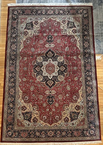 Fine hand knotted silk - fine,