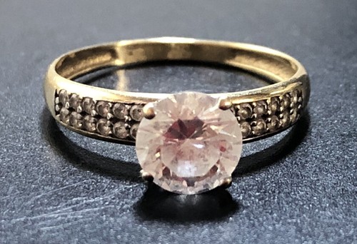 Beautiful 9ct gold clear - gold, stone