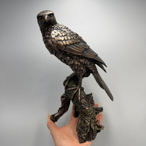 Falcon branch statue - on,
