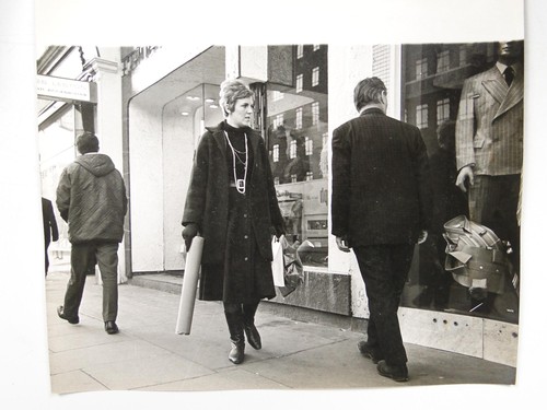 Woman pavement les leston - leston, shop