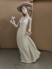 Llardo Lady With A Flower Nao