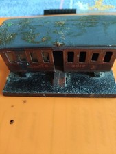 `OO GAUGE` TRIX/TWIN TTR `DERELICT COACH HUT #2/551 DARK MAROON (PLAYWORN)
