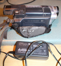 Sony Digital 8 Handycam  DCR-TRV245E READ DESC