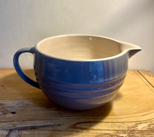 Crueset mixing bowl pouring - mixing,