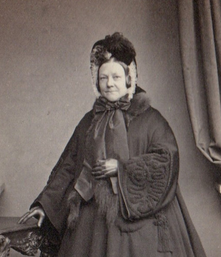 Fine cdv lady dress - fine, pagoda