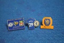 (64) CHELSEA FOOTBALL CLUB  3  ASSORTED CHELSEA METAL PIN BADGES