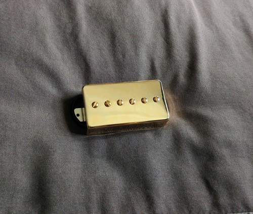 Gold humbucker sized - gold, v