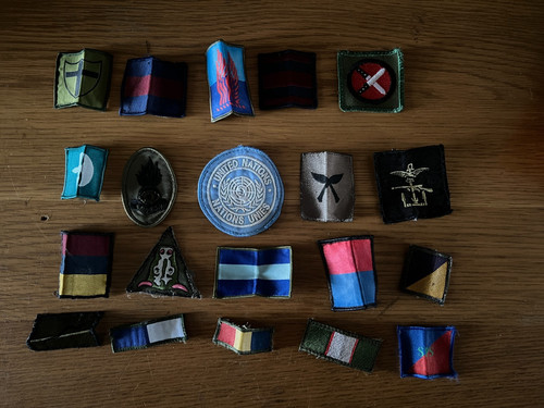 Various military cloth badges - various,