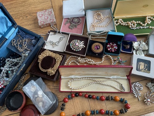 Assorted vintage jewellery