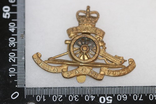 British army metal - cap, badge