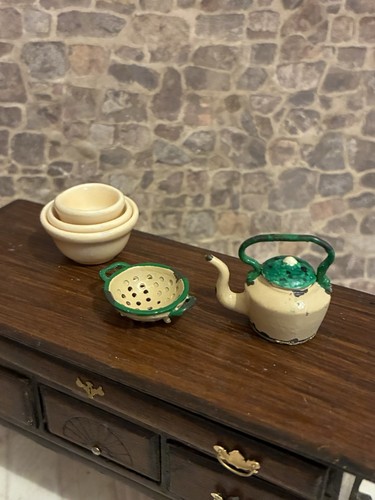 Dolls house scale - dolls,