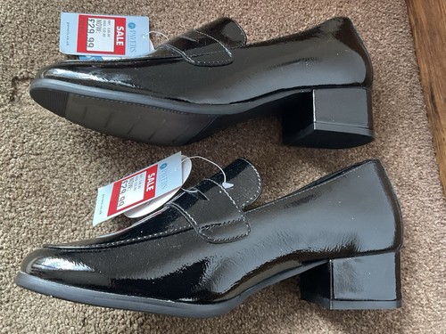 Ladies pavers shoes size 5 - pavers,