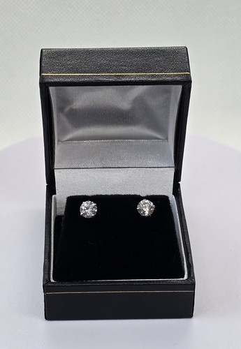 18ct white gold - diamond, stud