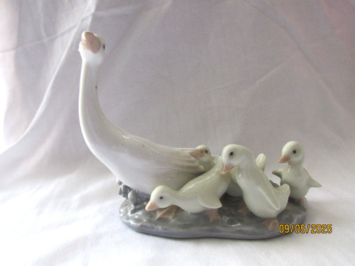 Lladro duck and ducklings good - and,