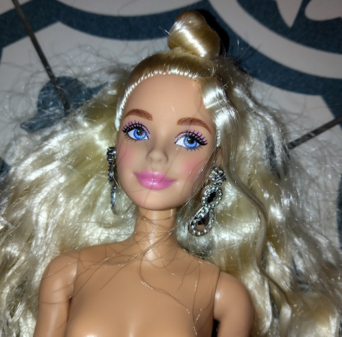 Barbie doll blonde articulated - blonde,