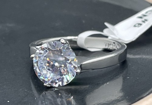 Ladies solitaire ring 3ct