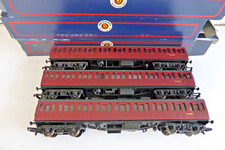 OO Gauge Bachmann 34-600/601/676 Crimson  Rake of 3 MK1 Suburban Coaches