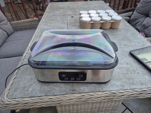 Yoghurt maker device - yoghurt, a