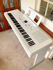 Yamaha Portable Grand DGX 650