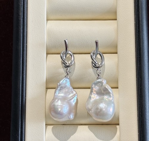 Large flame baroque pearl - baroque,