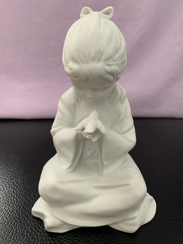 Kaiser sitting girl - with, bird