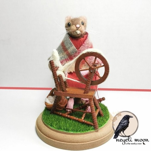 Needle felted mouse with