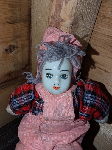 Small haunted doll - small,