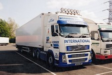 COL PHOTO: MORRISON HORNER VOLVO FH12 ARTIC FRIDGE TRAILER - SK04 BHP