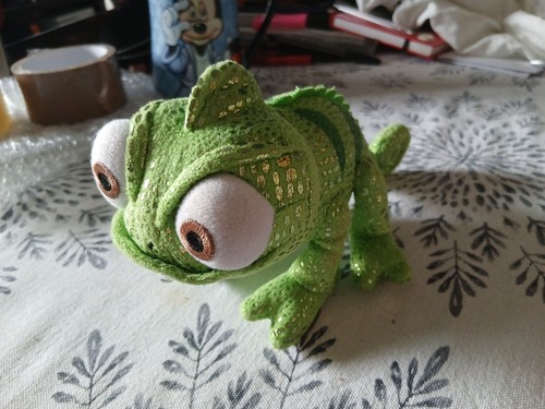 Disney store pascal chameleon - pascal,