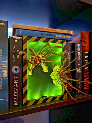 Alien facehugger book nook led - alien,