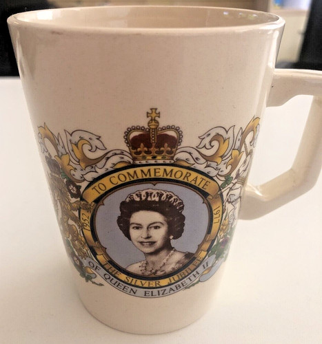 Royal souvenir queen elizabeth - souvenir,