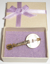 VINTAGE COLLECTABLE 1950's MOTHER OF PEARL BANJO BROACH 5 cm long x 2 cm wide