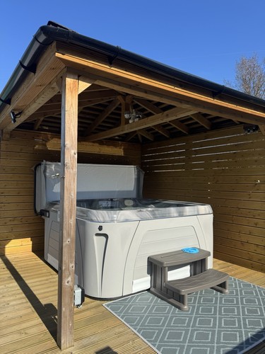 Hot tub - hot,