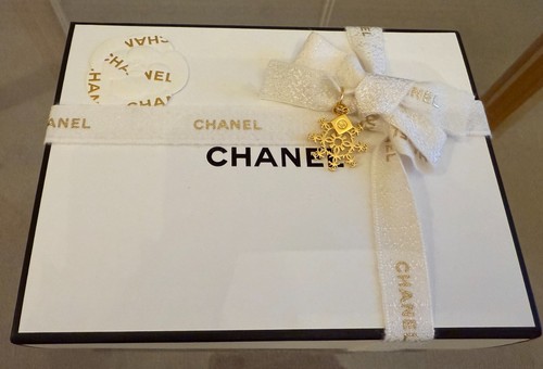 Chanel small gift box - chanel,