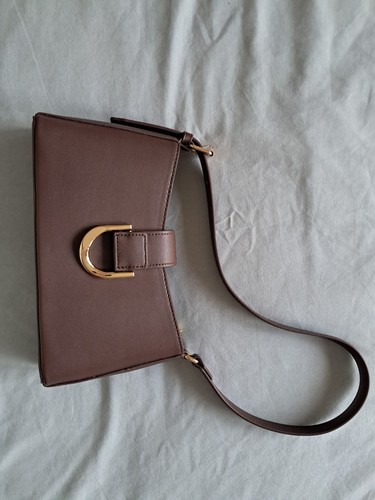 Quiz brown buckle - quiz, shoulder
