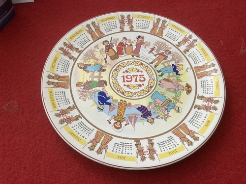 Wedgwood calender plate 1975 - plate,