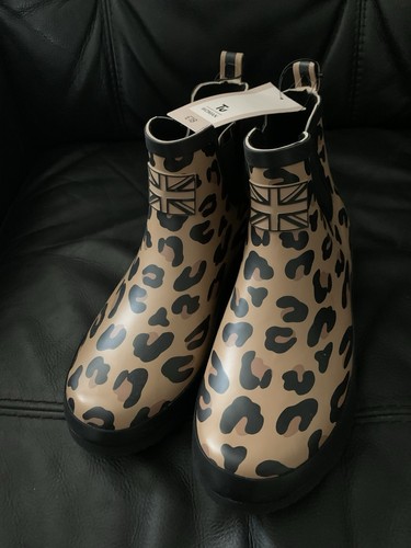 Bnwt short animal - tu,