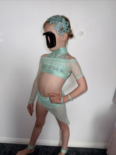 Slow starter dance - u6, costume