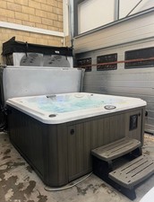 Hot Tub / Spa Jacuzzi J235 Hot Tub