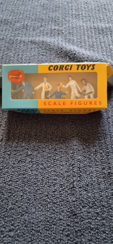 Corgi model club scale - corgi, figures